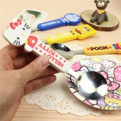 {READY STOCK} Cartoon Spoon Hello Kitty/Doraemon/Winnie The Pooh Spoon 卡通朔料柄儿童防烫不锈钢汤匙 Alat Makanan {READY STOCK} Cartoon Spoon Hello Kitty/Doraemon/Winnie The Pooh Spoon 卡通朔料柄儿童防烫不锈钢汤匙 Alat Makanan